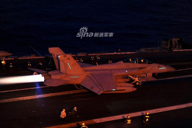 Tiêm kích trên hạm F/A-18E của Không quân Mỹ được trang bị 2 động cơ GE F414-GE-400 với công suất tối đa 97,9 kN/một động cơ. Quy trình cất-hạ cánh trên tàu sân bay quy định của các dòng tiêm kích hạm khi hạ cánh cũng phải tăng công suất động cơ lên tối đa để đề phòng trường hợp móc trượt hãm đà, phi cơ vẫn có đủ lực để cất cánh lại. Nguồn ảnh: Sina.