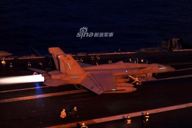 Tiêm kích trên hạm F/A-18E của Không quân Mỹ được trang bị 2 động cơ GE F414-GE-400 với công suất tối đa 97,9 kN/một động cơ. Quy trình cất-hạ cánh trên tàu sân bay quy định của các dòng tiêm kích hạm khi hạ cánh cũng phải tăng công suất động cơ lên tối đa để đề phòng trường hợp móc trượt hãm đà, phi cơ vẫn có đủ lực để cất cánh lại. Nguồn ảnh: Sina.