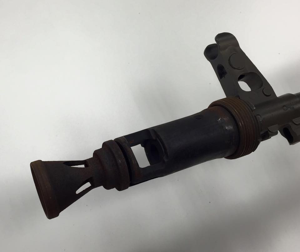 Đầu nòng của súng được trang bị bộ phận che lửa, cho phép người lính khai hỏa mà không tạo ra ánh lửa đầu nòng quá lớn. Đây là thứ đặc biệt quan trọng khi tác chiến trong đêm tối. Không có ánh lửa đầu nòng nghĩa là vị trí của người lính sẽ không bị lộ. Ảnh: Đầu nòng khẩu AK-74M sau khi tháo loa che lửa. Nguồn ảnh: Larry Vickers.