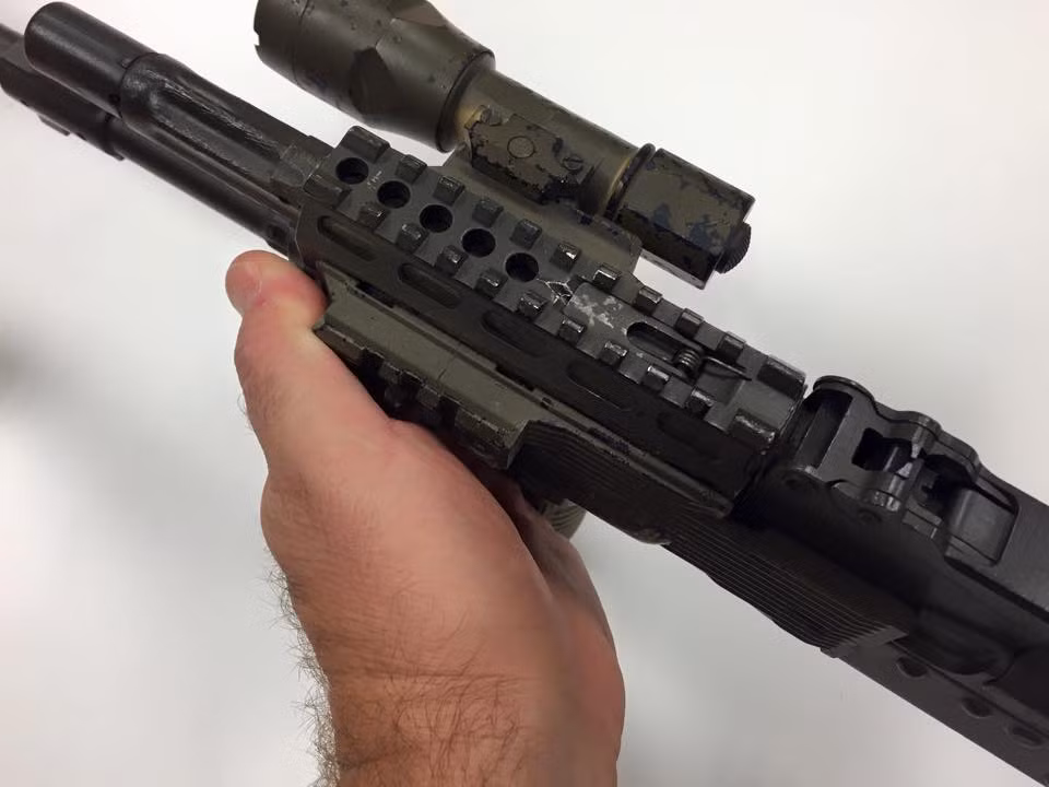 Ở hai cạnh của ốp cầm tay cũng được trang bị rãnh kỹ thuật KeyMod. Khẩu súng này có thể gắn được toàn bộ các loại phụ kiện cho súng trường tấn công mà người lính không cần phải "tính toán" để tiết kiệm diện tích vì nó có rất nhiều rãnh kỹ thuật và rãnh kỹ thuật cũng rất... dài. Nguồn ảnh: Larry Vickers.