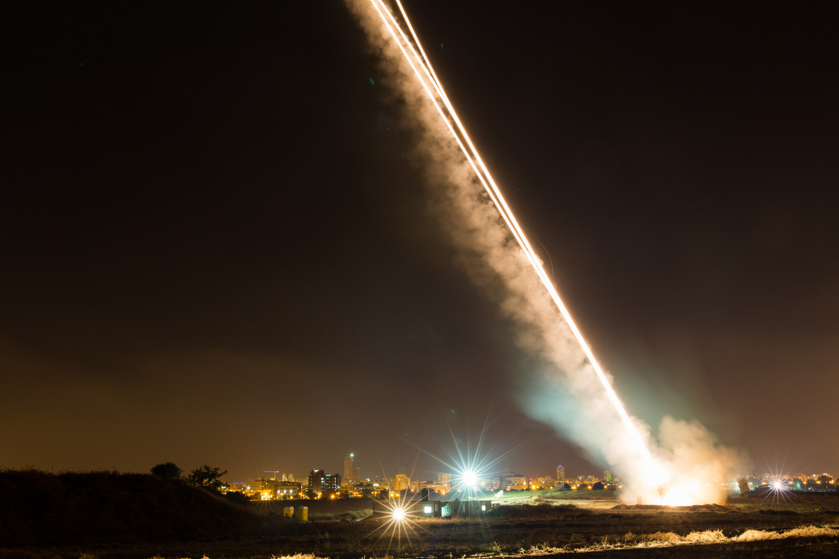 Sputnik trích lời báo chí địa phương cho rằng, những tiếng súng máy đã vô tình kích hoạt "Vòm Sắt" được cho bắt nguồn từ một cuộc tập trận bắn đạn thật cũng trong hôm 25/3 vừa rồi do lực lượng Hamas tiến hành gần dải Gaza. Nguồn ảnh: Sputnik.