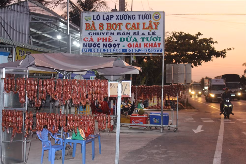 “Bà Tám BOT Cai Lậy” - một người trở nên nổi tiếng sau những lùm xùm vừa qua ở BOT Cai Lậy, cũng chịu cảnh bán buôn ế ẩm. Bà muốn BOT Cai Lậy hoạt động trở lại để buôn bán thuận lợi hơn.
