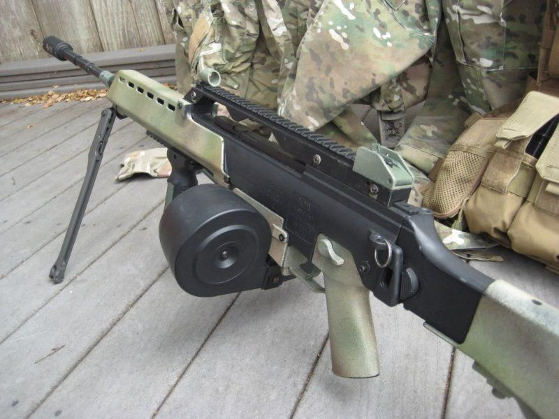 Súng được trang bị một hộp tiếp đạn dạng trống có dự trữ đạn 100 viên. Tuy nhiên xạ thủ cũng có khả năng gắn hộp tiếp đạn loại 30 viên tiêu chuẩn của khẩu G36 vào khẩu súng này do chúng sử dụng cùng loại đạn và cơ cấu lên đạn giống nhau. Nguồn ảnh: Special.