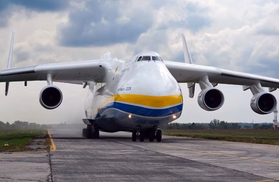 Hiện, máy bay vận tải An-225 thuộc sở hữu của hàng hàng không Antonov Airlines của Ukraine chuyên vận chuyển các gói hàng ngoại cỡ. Nguồn ảnh: Pinterest.