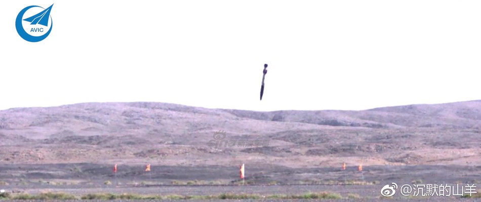 Toàn cảnh tên lửa CM-400AKG trước khi chạm mục tiêu, tên lửa được Trung Quốc sử dụng trong buổi thử nghiệm không được trang bị đầu đạn để giảm thiểu quy mô của vụ nổ, từ đó giúp các nhà khoa học quan sát kỹ hơn được pha tiếp đất của nó. Nguồn ảnh: AVIC.