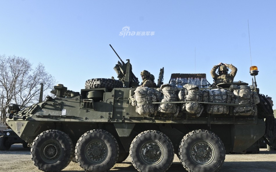 Tầm hoạt động của xe thiết giáp và xe chiến đấu bộ binh Stryker vào khoảng 500 km tùy điều kiện địa hình và trọng tải của xe. Tốc độ tối đa mà xe có thể đạt được vào khoảng 60 km/h. Nguồn ảnh: Sina.