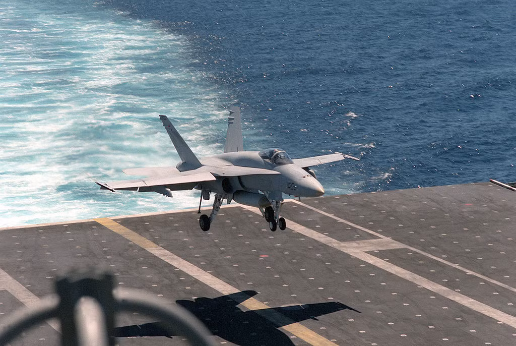 Thông thường, tàu sân bay USS Enterprise có khả năng mang theo khoảng 60 máy bay các loại. Tuy nhiên, nếu tận dụng triệt để khoảng không trên tàu, số lượng máy bay nó có thể mang theo sẽ lên tới con số 90 - nghĩa là tương đương với lớp Nimitz sau này. Nguồn ảnh: Flickr.