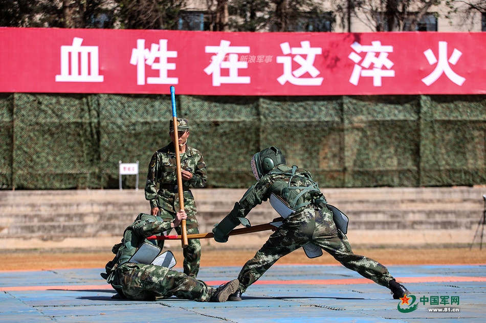 Tung đòn kết liễu ngay khi đối thủ vừa gục ngã xuống dưới đất. Khác với võ thuật thông dụng, kỹ năng cận chiến trong quân đội được nhắm tới mục đích triệt hạ và thậm chí là tiêu diệt đối phương chứ không chỉ dừng lại ở mức độ tự vệ. Nguồn ảnh: 81cn.