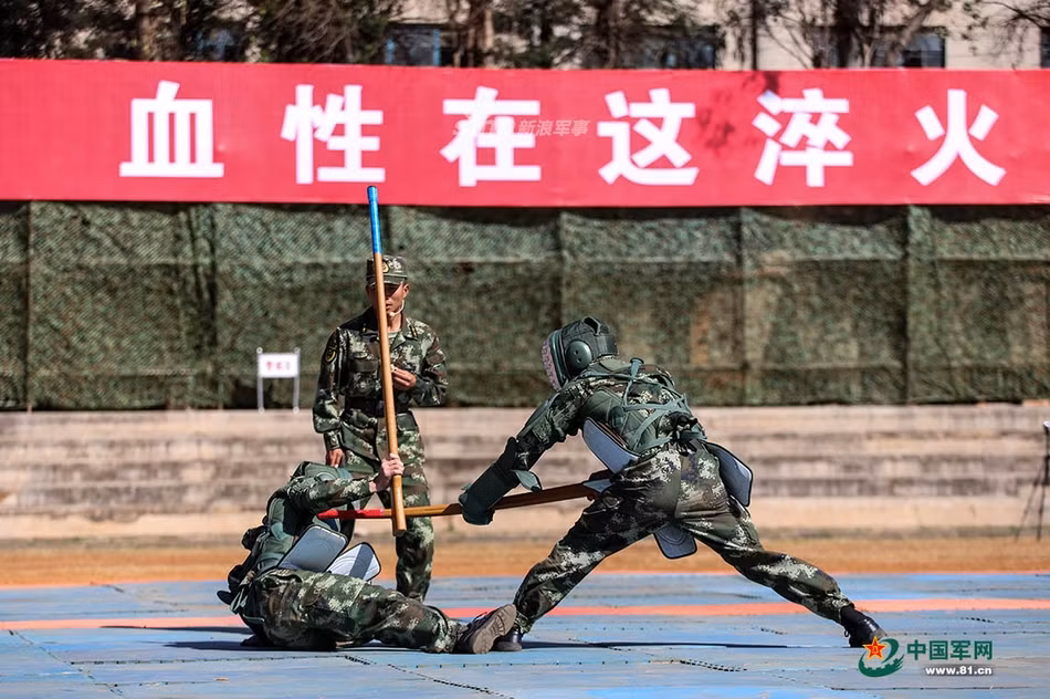 Tung đòn kết liễu ngay khi đối thủ vừa gục ngã xuống dưới đất. Khác với võ thuật thông dụng, kỹ năng cận chiến trong quân đội được nhắm tới mục đích triệt hạ và thậm chí là tiêu diệt đối phương chứ không chỉ dừng lại ở mức độ tự vệ. Nguồn ảnh: 81cn.