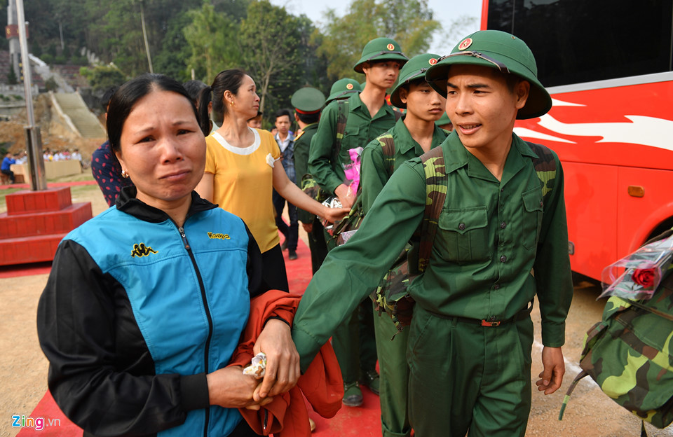 Đúng 9h, lễ giao quân chính thức diễn ra, 60 thanh niên đi bộ đội sẽ về Sư đoàn 316 - Quân khu 2.