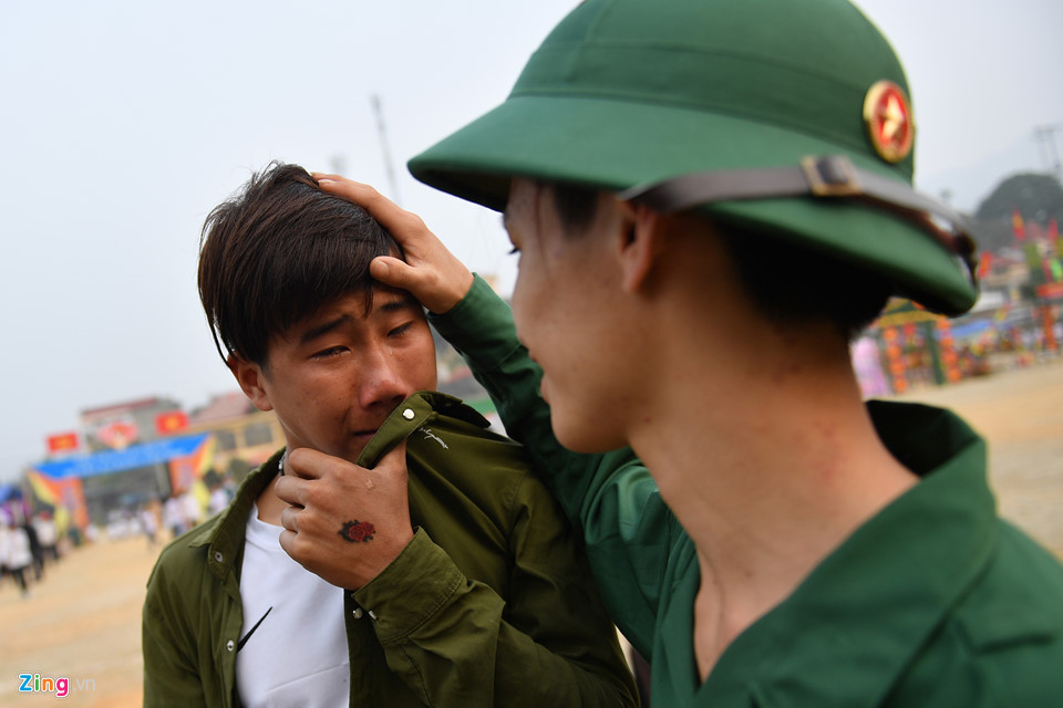 Hoàng Văn Lương (dân tộc Tày) đưa tay xoa đầu an ủi người bạn thân Nguyễn Xuân Hồng khi những giọt nước mắt thương nhớ đã rơi trên khoé mắt.