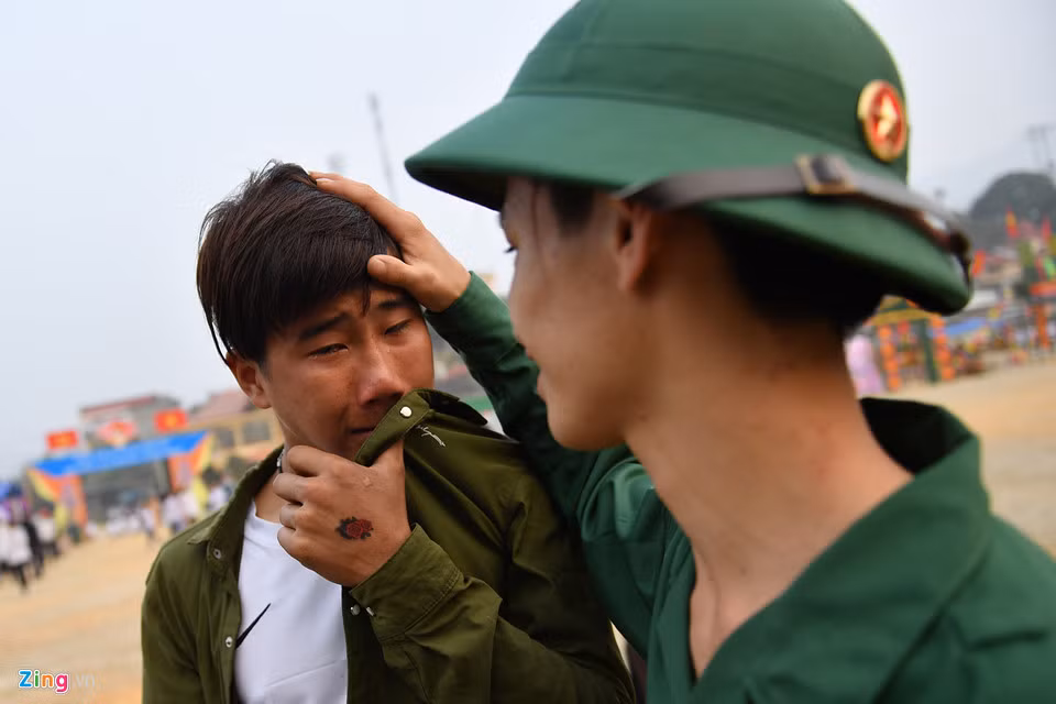 Hoàng Văn Lương (dân tộc Tày) đưa tay xoa đầu an ủi người bạn thân Nguyễn Xuân Hồng khi những giọt nước mắt thương nhớ đã rơi trên khoé mắt.