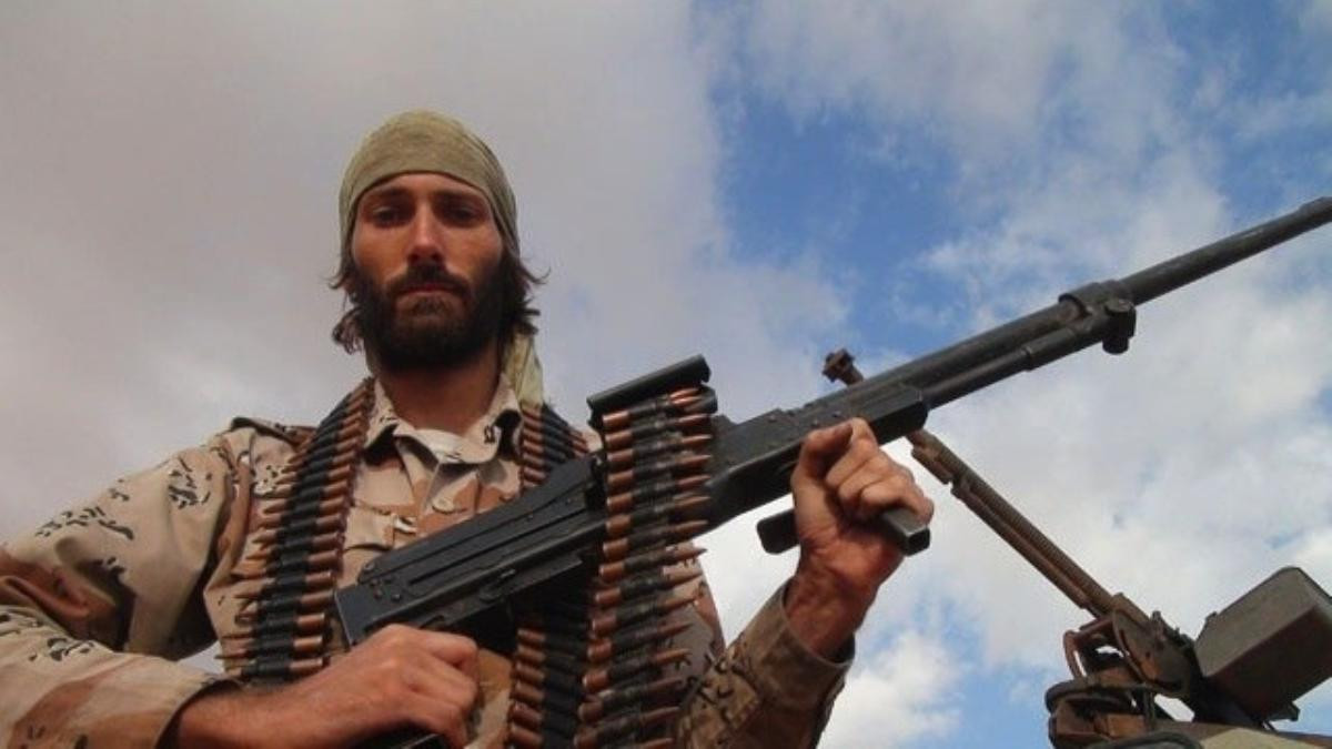 Để tối ưu hóa khả năng hoạt động trên xe thiết giáp và xe tăng, khẩu súng máy PKT của Liên Xô không được thiết kế kèm báng súng, nó cũng có nòng dài hơn và nặng hơn cùng cơ cấu cồng kềnh hơn. Ngoài ra, khẩu súng này còn có khả năng trích khí tăng cường và cò súng điện tử để điều khiển từ phía trong xe. Nguồn ảnh: Pinterest.