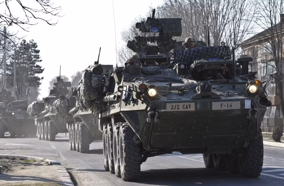 Mọi phiên bản Stryker đều được bọc thép dày tối đa ở mặt trước là 14,5 mm, điều này có nghĩa là hỏa lực chống tăng bộ binh như súng chống tăng RPG hay các loại mìn, thậm chí là súng trường chống tăng đều có khả năng đục thủng chiếc xe tăng này. Nguồn ảnh: Sina.