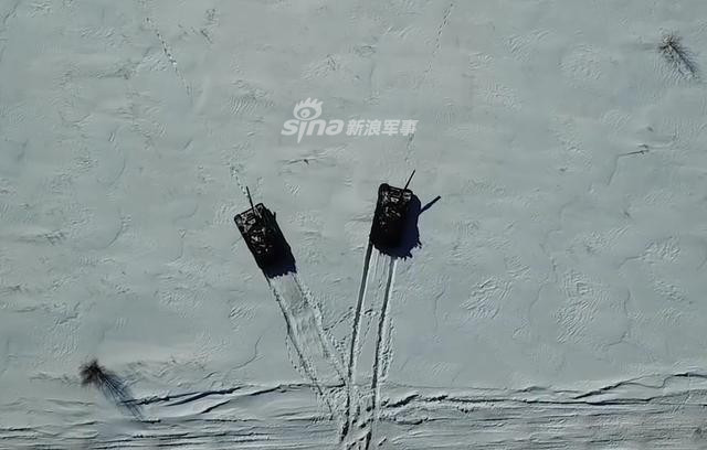 Để mọi việc diễn ra suôn xẻ nhất có thể, cả hai tổ lái xe tăng sẽ di chuyển dưới sự trợ giúp của một máy bay điều khiển từ xa bay phía trên cao. Nguồn ảnh: Sina.