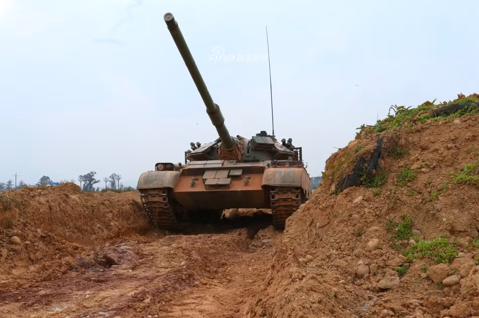 Ra đời từ năm 1992, và mất nhiều năm sau đó mới được triển khai chính thức trên quy mô lớn vào năm 1995. Xe tăng chủ lực chiến trường Type 59D của Trung Quốc có điểm nâng cấp dễ nhận thấy nhất so với các phiên bản trước đó đó chính là khẩu pháo cỡ nòng 105mm của nó. Nguồn ảnh: Sina.