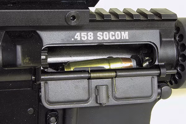 Cận cảnh viên đạn cỡ .458 Socom trong nòng khẩu AR-15 được cải biên. Những khẩu AR-15 cải biên để sử dụng đạn .458 sẽ có trọng lượng rỗng chỉ khoảng 3,1 kg. Nguồn ảnh: Pinterest.