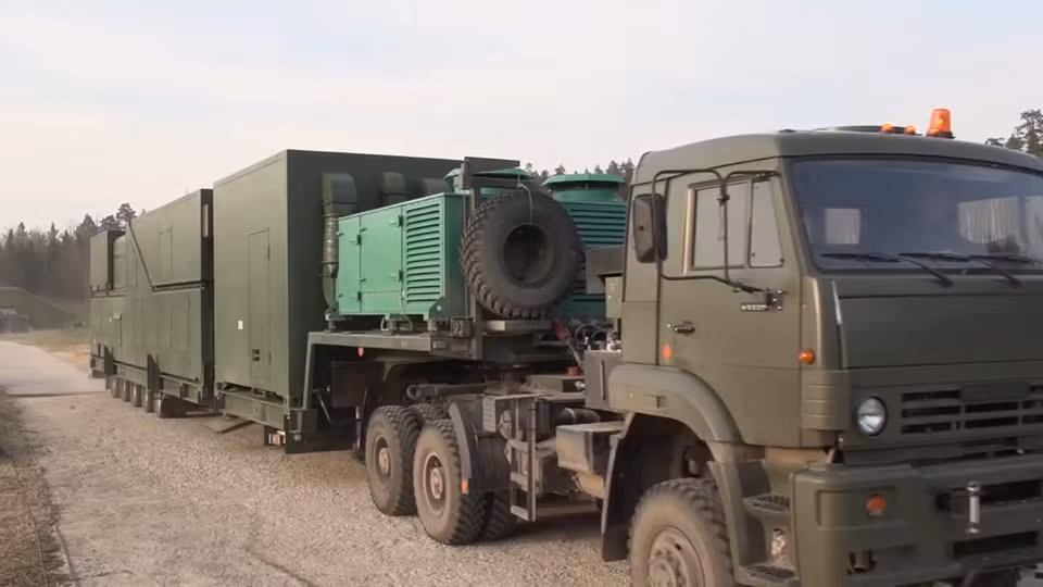 Không những vậy hệ thống vũ khí laser mới của Nga lại được đặt trên một nền tảng di động có vẻ như là khung gầm xe tải đặc chủng tương tự như các tổ hợp tên lửa đạn đạo di động của nước. Nguồn ảnh: Russia.