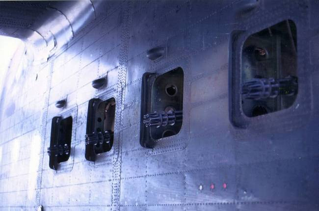 Dàn hỏa lực của AC-119 bao gồm 4 súng máy 6 nòng xoay minigun loại GAU-2/A với mỗi khẩu có cơ số đạn 1500 viên loại đạn 7,62mm. Nguồn ảnh: Warhistory.