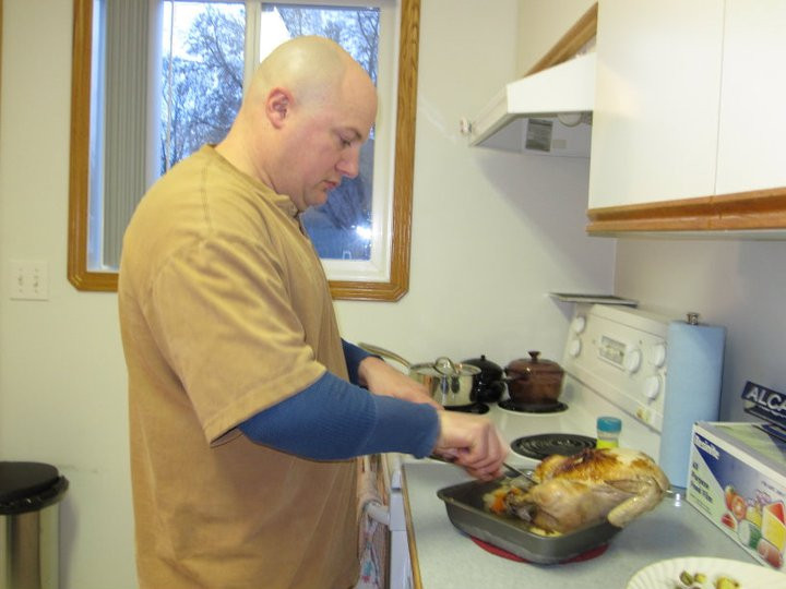 Ông xã chị mặc dù bận rộn với công việc nhưng vẫn dành thời gian giúp chị làm việc nhà, chăm sóc con cái.