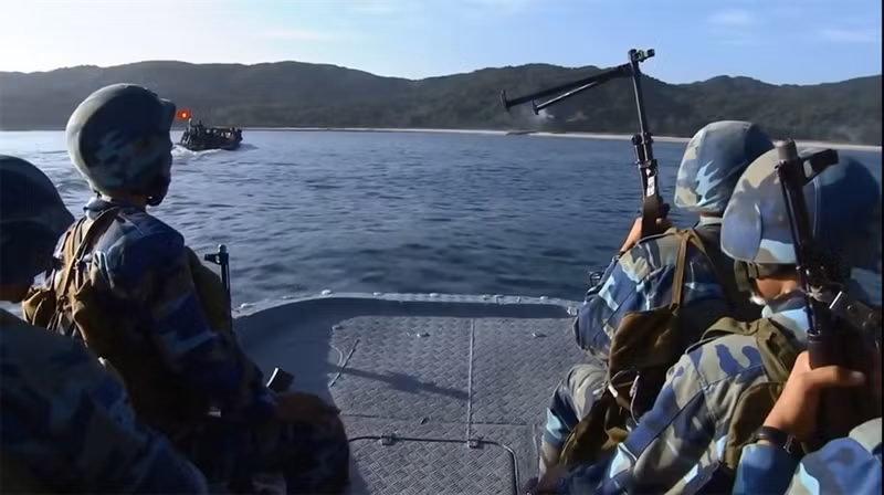 Tuy nhiên, với một đơn vị tác chiến đặc biệt như Hải quân Đánh bộ thì các dòng súng máy của Liên Xô hay một số nước XHCN cũ có phần kém hiệu quả trong tác chiến đổ bộ trên biển, một phần do thiết kế cố hữu của chúng. Chính vì lý do này nên hiện tại Hải quân Đánh bộ Việt Nam đang được trang bị thử nghiệm số lượng nhỏ súng trung liên IMI Negev do Israel chế tạo, đây cũng là mẫu súng trung liên hiện đại nhất của quân đội ta. Nguồn ảnh: QPVN.