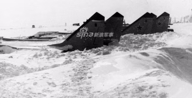 Tuyết thậm chí có thể che lấp cả những chiếc máy bay lớn nhất. Nguồn ảnh: Sina.