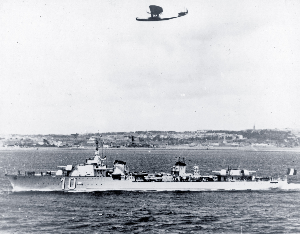 Khu trục hạm nhanh nhất của Pháp được trang bị tổng cộng 5 pháo chính cỡ nòng 130 mm, 4 pháo phòng không 37 mm, 4 súng máy phòng không 13,2 mm kèm theo 40 mìn chống ngầm. Nguồn ảnh: Marcey.