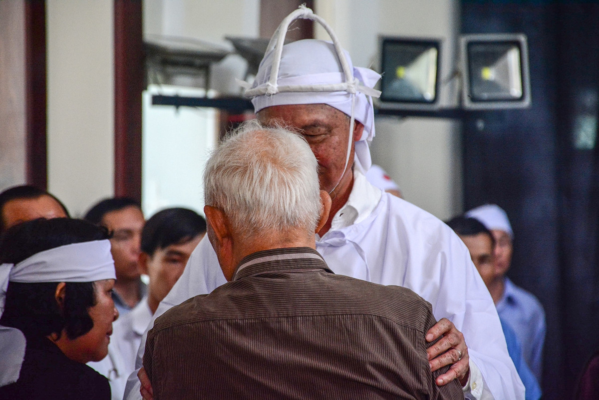 Nhiều vị lão thành cách mạng đến chia buồn và động viên ông Phan Văn Hoàng, con trai cố Thủ tướng Phan Văn Khải. Ảnh: Văn Dũng