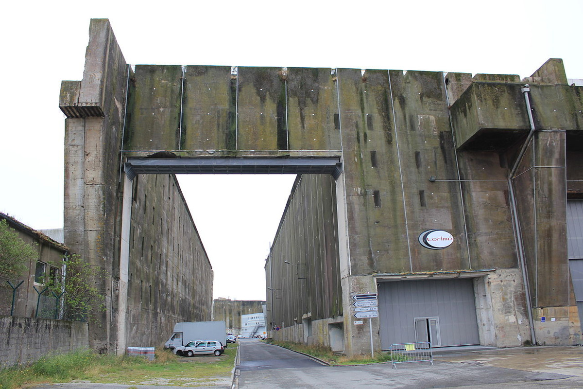 Từ năm 1943, căn cứ tàu ngầm Keroman bắt đầu bị Không quân của Đồng minh ra sức đánh phá bằng máy bay ném bom. Tuy nhiên, nó vẫn... trụ vững nhờ kết cấu bê tông cực kỳ dày và chắc chắn của mình. Nguồn ảnh: History.