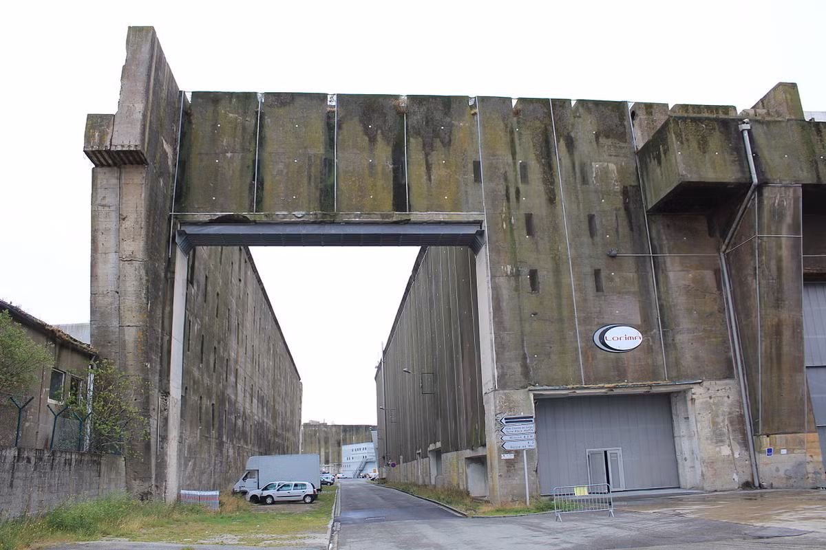 Từ năm 1943, căn cứ tàu ngầm Keroman bắt đầu bị Không quân của Đồng minh ra sức đánh phá bằng máy bay ném bom. Tuy nhiên, nó vẫn... trụ vững nhờ kết cấu bê tông cực kỳ dày và chắc chắn của mình. Nguồn ảnh: History.