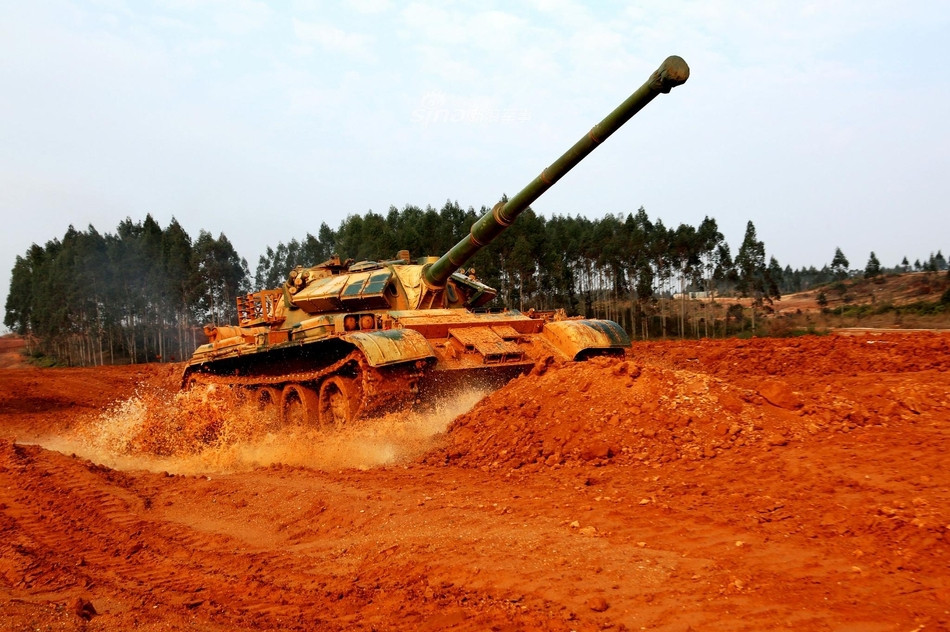 Với động cơ 730 mã lực của mình, Type 59D của Trung Quốc hoàn toàn có thể vượt địa hình một cách đơn giản. Nguồn ảnh: Sina.