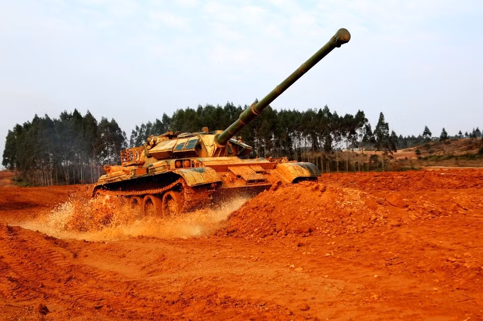 Với động cơ 730 mã lực của mình, Type 59D của Trung Quốc hoàn toàn có thể vượt địa hình một cách đơn giản. Nguồn ảnh: Sina.