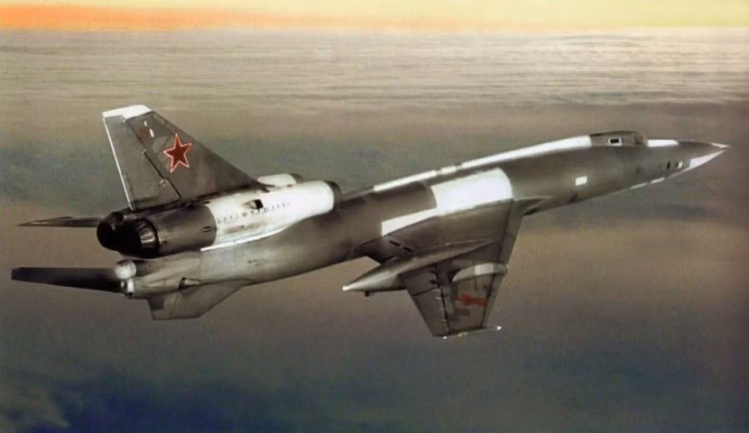 Loại máy bay này có thể mang được các loại tên lửa chống hạm như KS-1 Komet, K-10S và KSR-5. Nhiệm vụ tuần tra của Tu-22 phần lớn là tuần tra biển nên các loại vũ khí nó mang theo cũng đều là tên lửa chống hạm. Nguồn ảnh: Dynamic.