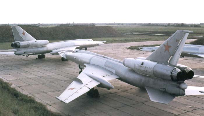 Được trang bị 2 động cơ Dobrynin RD-7M-2 tua-bin, chiếc phản lực cơ ném bom này có khả năng cất cánh với trọng lượng tối đa lên tới 92.000kg. Ta có thể thấy khi đó động cơ của Tu-22 được đặt hẳn lên thân máy bay, chứ không như thiết kế hiện tại. Nguồn ảnh: History.