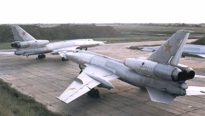 Được trang bị 2 động cơ Dobrynin RD-7M-2 tua-bin, chiếc phản lực cơ ném bom này có khả năng cất cánh với trọng lượng tối đa lên tới 92.000kg. Ta có thể thấy khi đó động cơ của Tu-22 được đặt hẳn lên thân máy bay, chứ không như thiết kế hiện tại. Nguồn ảnh: History.