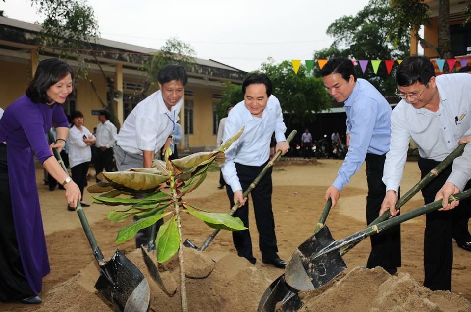 Trồng cây bàng vuông tặng nhà trường.