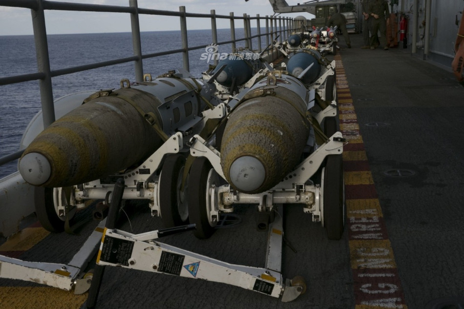 Thêm vào đó, Không quân Hải quân Mỹ cũng chưa hề có kinh nghiệm làm việc với những loại tiêm kích có khoang bom như thế này nên họ cũng chỉ có dụng cụ nâng bom để gắn vào cánh máy bay. Nguồn ảnh: USNavy.