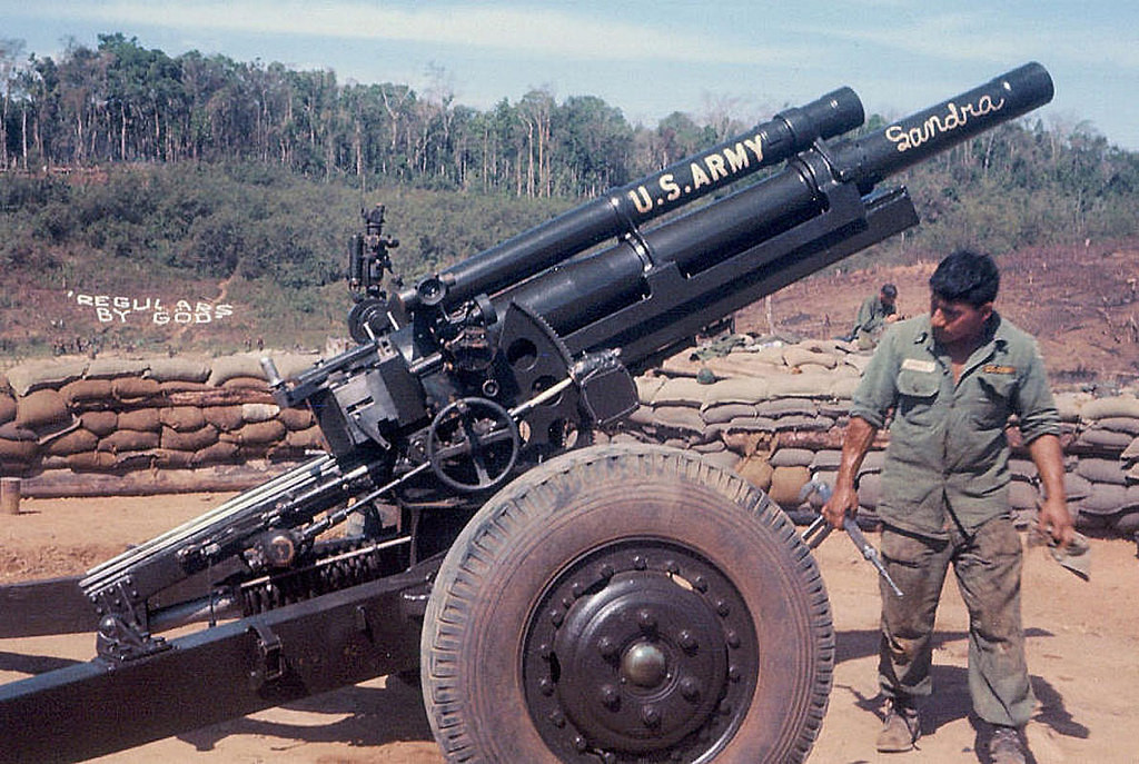 Pháo lựu 105mm được Mỹ sử dụng tại các căn cứ pháo binh tại đây. Nguồn ảnh: Flickr.