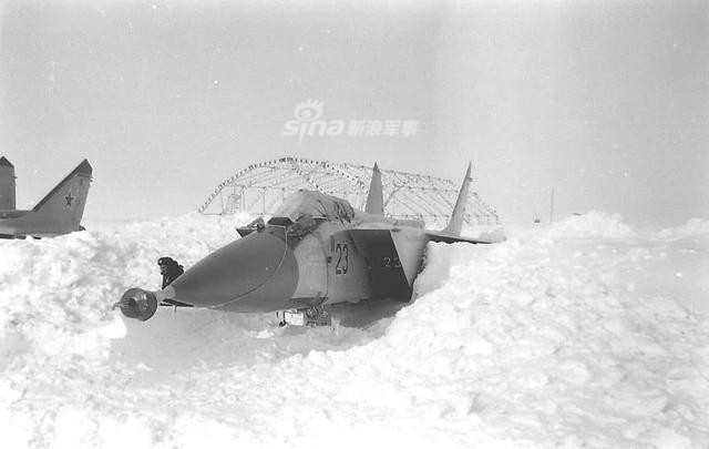 Thập chí khi này toàn bộ các phương tiện hỗ trợ mặt đất khác cũng đều đã bị chôn vùi, thứ duy nhất có thể được sử dụng để dọn sạch đường băng chỉ có thể là... sức người. Nguồn ảnh: Sina.