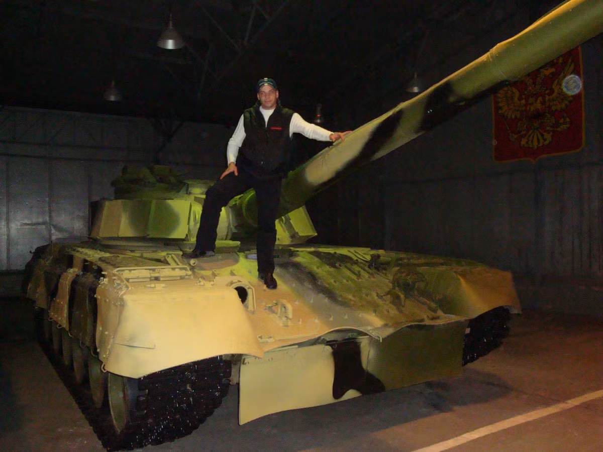 Toàn bộ hệ thống khung gầm của Object 292 được lấy lại từ xe tăng T-80 đỉnh cao công nghệ chế tạo xe tăng Liên Xô khi đó. Tuy nhiên tháp pháo của T-80 không thể chứa được khẩu pháo cỡ nòng 152mm. Vậy nên phần duy nhất mà chiếc xe tăng chủ lực Object 292 phải thiết kế lại đó chính là phần tháp pháo. Nguồn ảnh: Stuger.