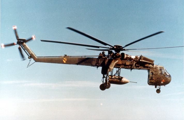 Ra đời từ năm 1962, dòng trực thăng Sikorsky CH-54 Tarhe hay còn được gọi với cái tên ngắn gọn là "cần cẩu bay" xuất hiện khá nhiều ở Việt Nam trong nhiệm vụ vận tải hạng nặng chiến thuật và chiến lược. Nguồn ảnh: Flickr.