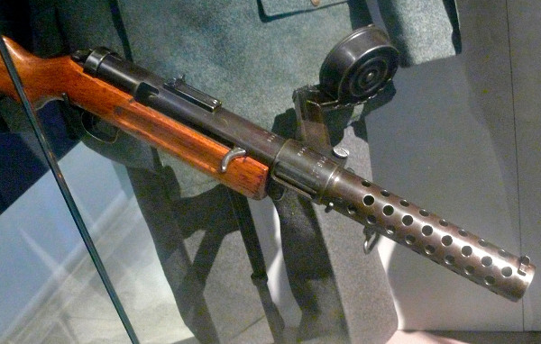 Tới sau Chiến tranh Thế giới thứ 2, khẩu súng này đã không còn được tiếp tục sử dụng nữa với sự ra đời của khẩu MP 40 hiện đại và đáng tin cậy hơn nhiều. Tuy nhiên, sự ra đời của MP 18 cũng chính là sự đánh dấu việc thay đổi trong học thuyết tác chiến ở cự ly gần. Nguồn ảnh: Wiki.