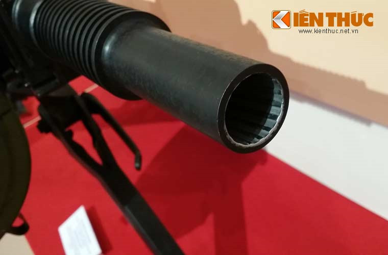 Súng phóng lựu liên thanh AGS-17 được xếp vào loại vũ khí hạng nặng yểm trợ bộ binh, không những có giá ba chân để đặt dưới đất, khẩu súng này còn có thể được đặt trên các phương tiện chiến đấu để tăng độ cơ động. Nguồn ảnh: Wiki.