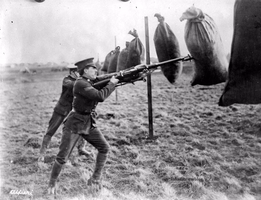 Do là khẩu súng trường lên đạn bằng tay, Ross chỉ có tốc độ bắn khoảng 20 viên mỗi phút và kèm theo đó là hộp tiếp đạn 20 viên. Nguồn ảnh: WWII.
