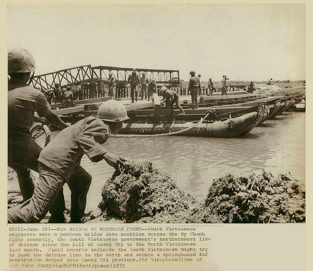 Gần như toàn bộ hệ thống cầu cống tại khu vực diễn ra chiến sự đều bị đánh sập bởi hỏa lực của các bên. Lúc này, cầu phao là sự lựa chọn duy nhất để di chuyển qua những con sông ở đây. Nguồn ảnh: Flickr.