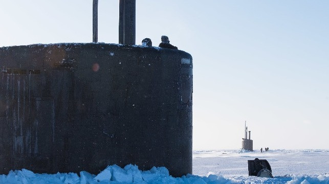 Tuy nhiên, một cuộc tập trận tàu ngầm trong điều kiện thời tiết này là cần thiết để có thể đảm bảo, các tàu ngầm tấn công chủ lực của Mỹ và Anh có thể triển khai được tới bất cứ vùng biển nào trên trái đất. Nguồn ảnh: Kitsapsun.