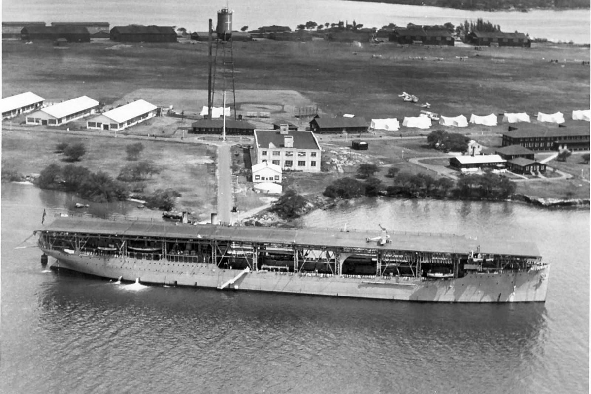 Về khả năng mang máy bay, USS Langley mang được tối đa 55 máy bay. Nguồn ảnh: WWII.