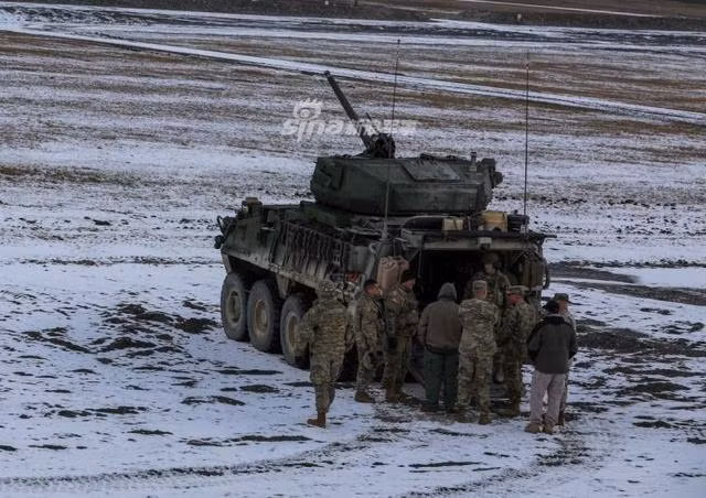 Theo đó một số đơn vị kỵ binh Mỹ đang được triển khai ở châu Âu trong cuối năm ngoái vừa được thử nghiệm biến thể mới nhất của dòng xe chiến đấu bộ binh Stryker, có tên mã là Dragoon. Biến thể nâng cấp và mở rộng toàn diện nhất của Stryker, từ trước tới nay. Nguồn ảnh: Sina.
