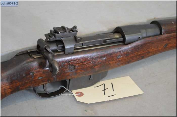 Vì bắt buộc phải dùng, binh lính Canada đành phải cắn răng chịu đựng, bên cạnh đó họ cố gắng khắc phục một trong hai "lỗi chết người" - sử dụng đạn .303 do Anh sản xuất thay vì đạn Canada. Nguồn ảnh: Mesium.