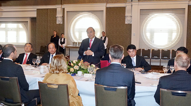 Thủ tướng Nguyễn Xuân Phúc đã dự cuộc tọa đàm với lãnh đạo các doanh nghiệp hàng đầu Australia trong lĩnh vực tài chính, ngân hàng